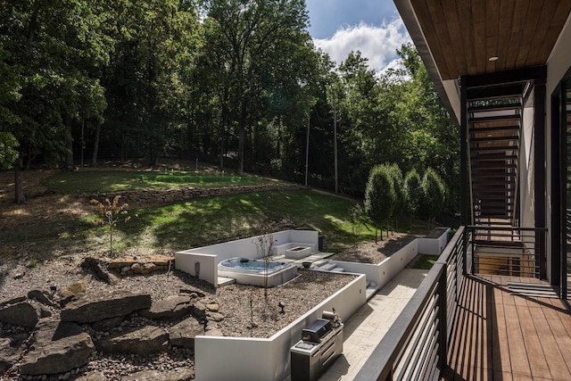 view of yard with a jacuzzi