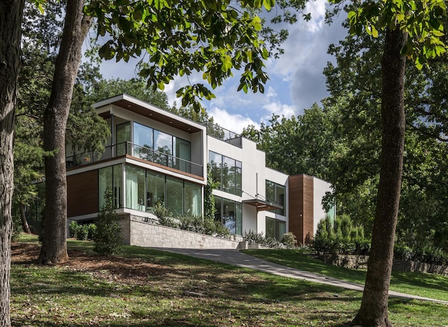 contemporary house featuring a front lawn