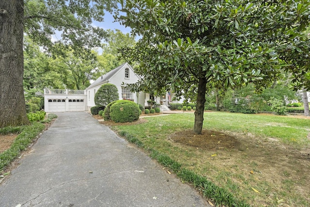 view of front of property with a front lawn