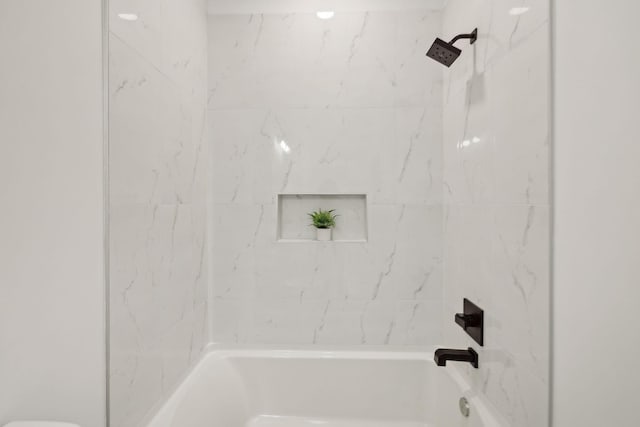 bathroom featuring tiled shower / bath