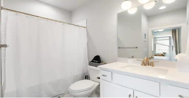 bathroom with a shower with shower curtain, vanity, and toilet