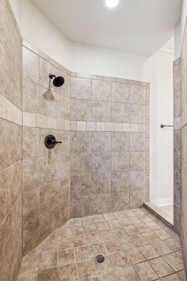 bathroom featuring tiled shower