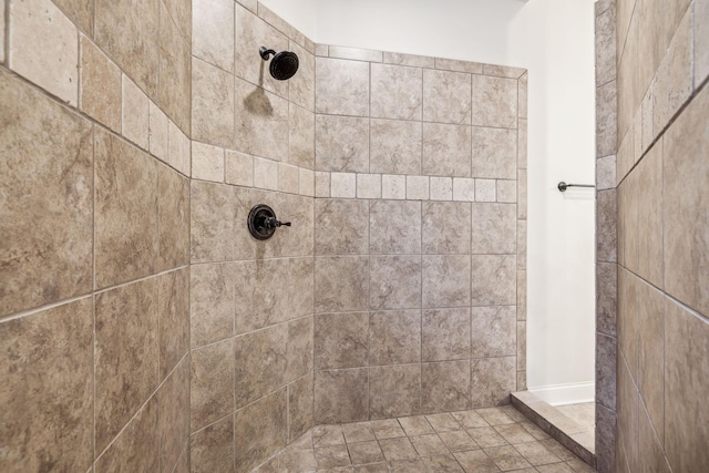 bathroom featuring a tile shower