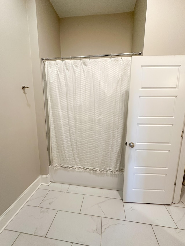 bathroom featuring shower / tub combo with curtain