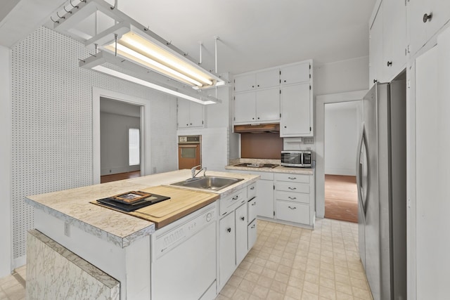 kitchen featuring white cabinets, sink, stainless steel appliances, and a kitchen island with sink