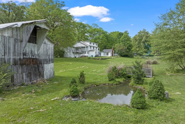 view of yard with an outbuilding