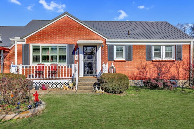 view of front facade featuring a front lawn