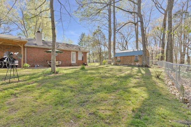 view of yard featuring an outbuilding