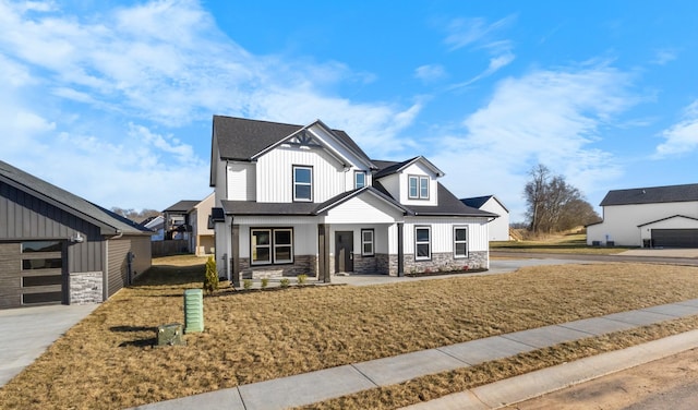 view of front facade featuring a porch, a garage, and a front yard