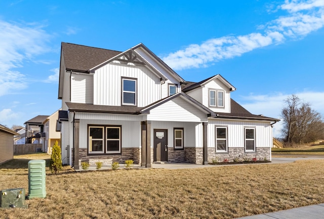 view of front of property featuring a front lawn