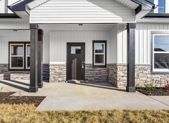 property entrance with covered porch