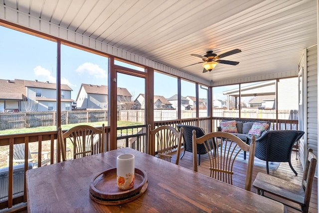 sunroom with ceiling fan