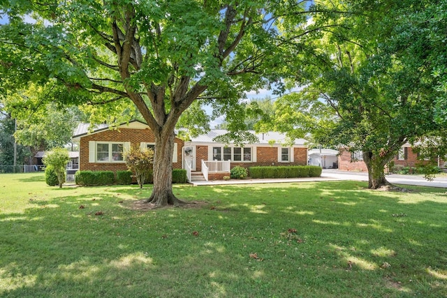 single story home with a front lawn