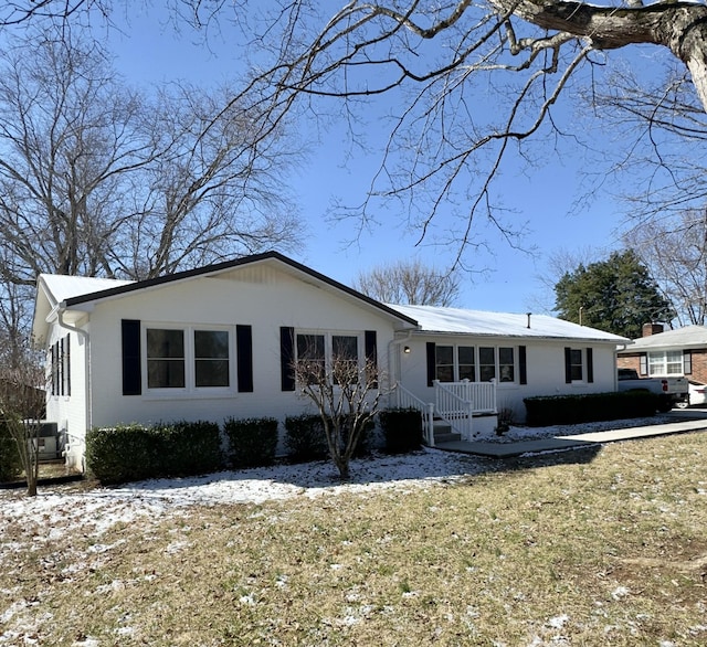 view of front facade featuring a front lawn