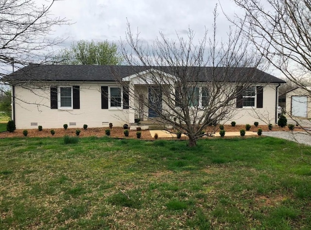 single story home with a front lawn