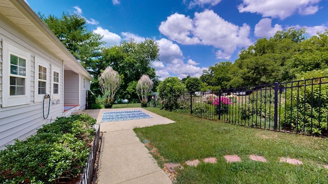 view of yard featuring a patio area