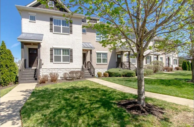 view of front of house featuring a front lawn