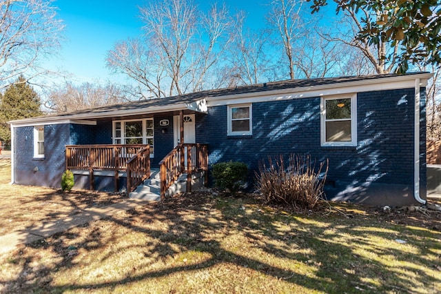 single story home featuring a front lawn