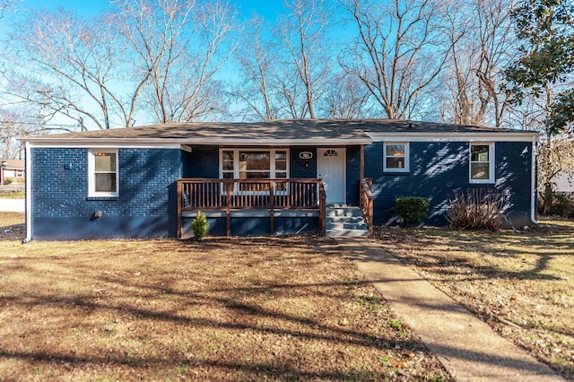 ranch-style house featuring a front lawn and covered porch