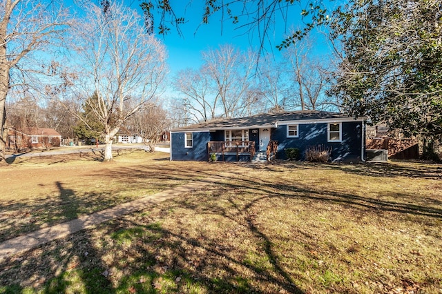 ranch-style home featuring a front lawn