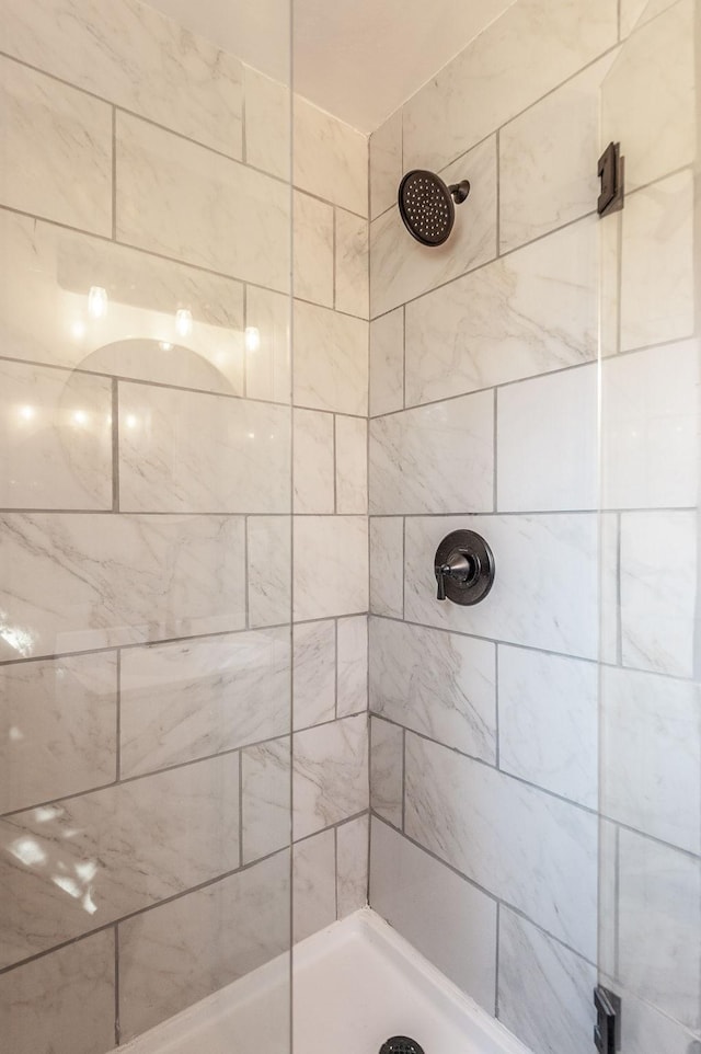 bathroom featuring tiled shower