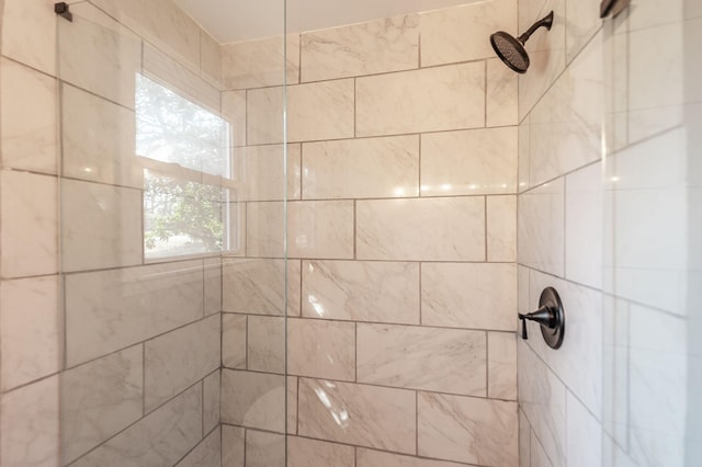 bathroom featuring a tile shower