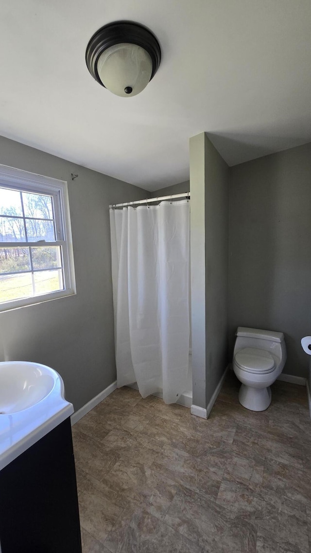 bathroom featuring a shower with curtain, vanity, and toilet