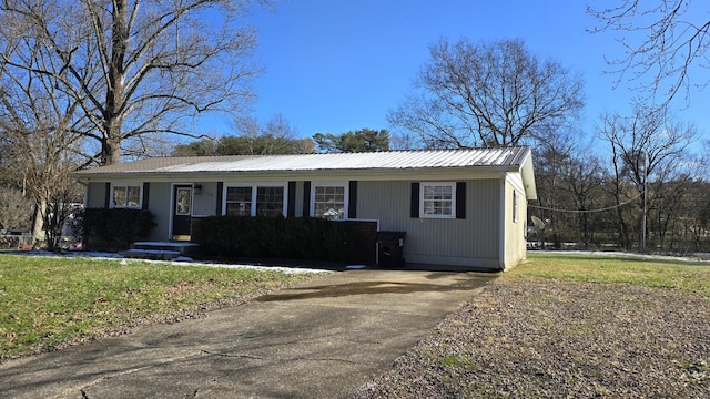 ranch-style home with a front yard