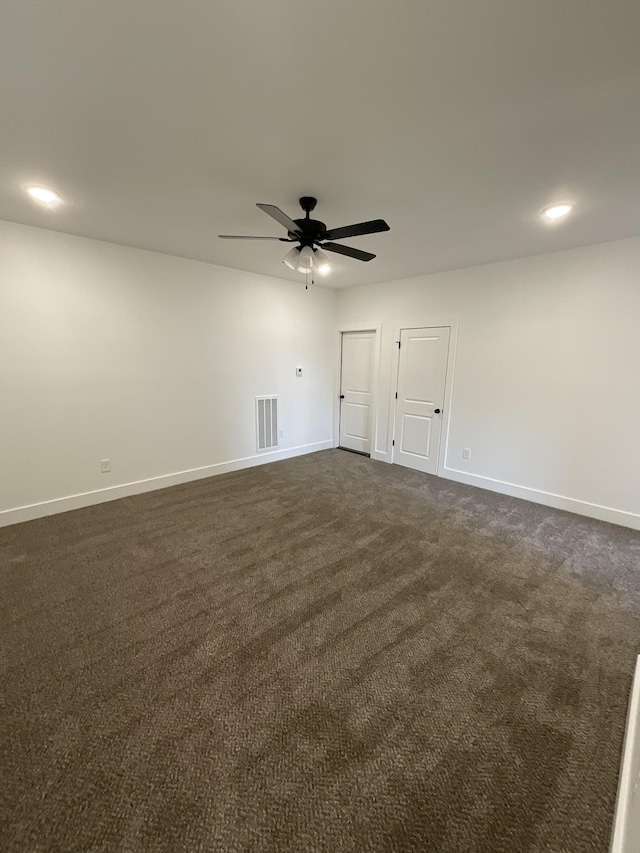 carpeted empty room featuring ceiling fan