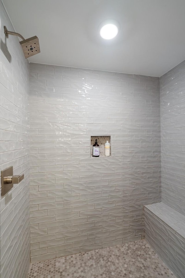 bathroom featuring a tile shower