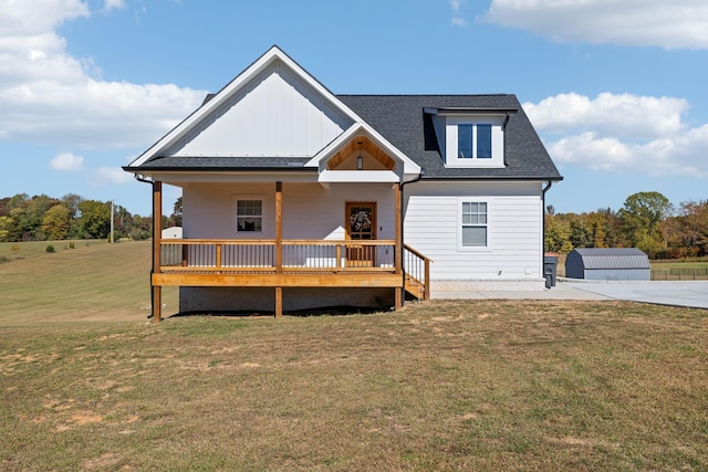 view of front facade with a front lawn