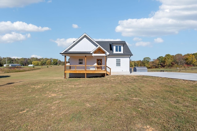 view of front of house with a porch and a front lawn