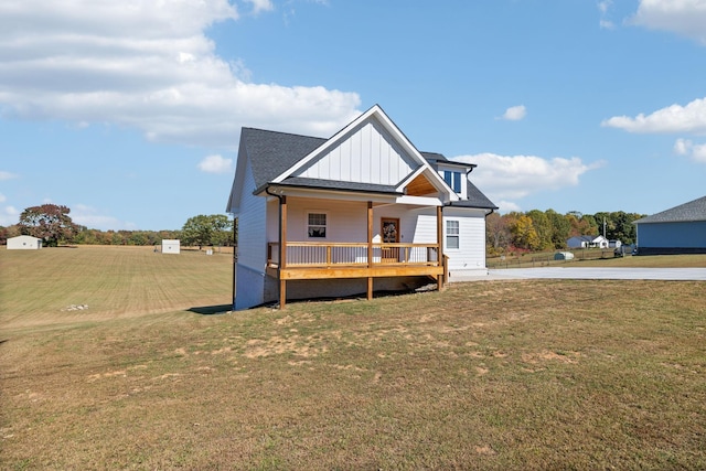 view of front facade featuring a front lawn and a porch