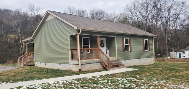 view of front of house featuring covered porch and a front lawn