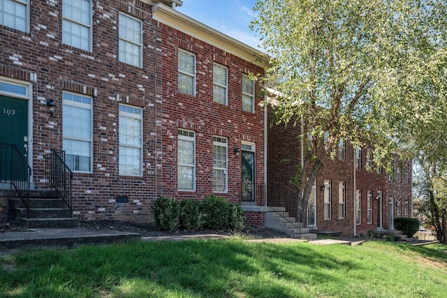 townhome / multi-family property featuring a front yard