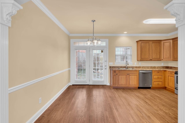 kitchen with sink, hanging light fixtures, an inviting chandelier, appliances with stainless steel finishes, and ornamental molding