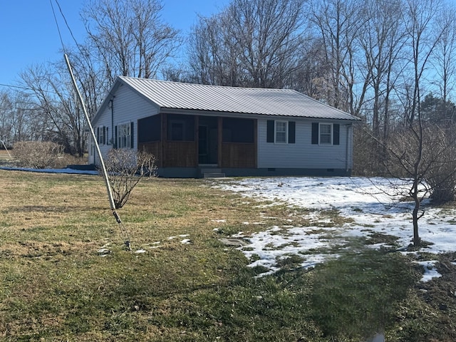 view of front of property featuring a lawn