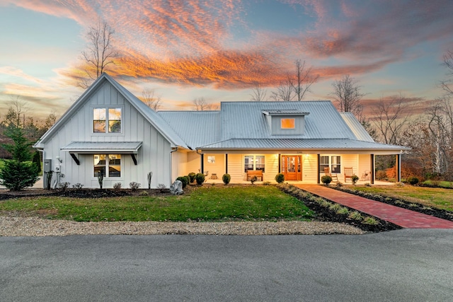 view of front of property featuring a lawn