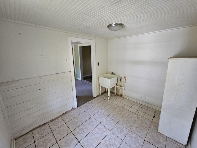 empty room featuring sink