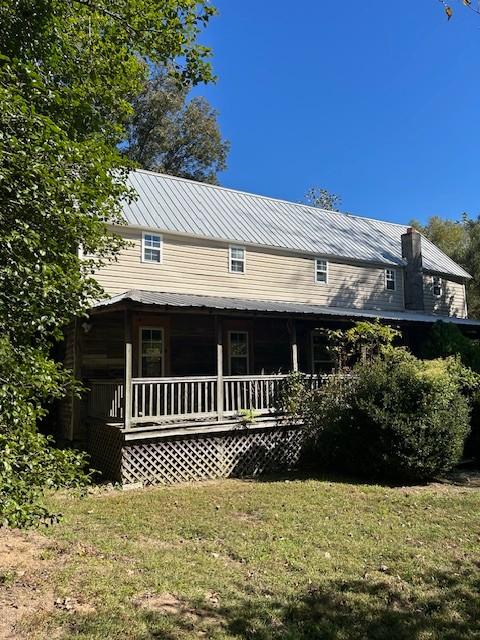 view of front facade featuring a porch and a front yard