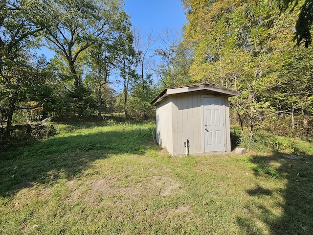 view of yard featuring a shed