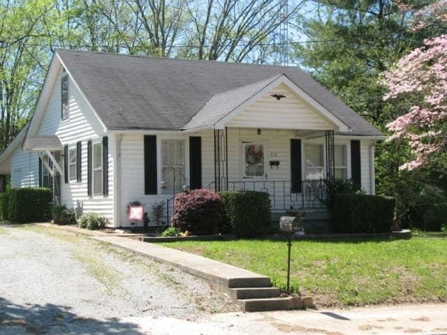 view of front of home featuring a front yard