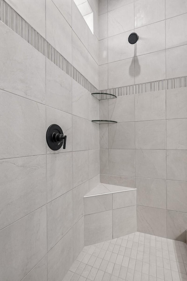 bathroom featuring a tile shower