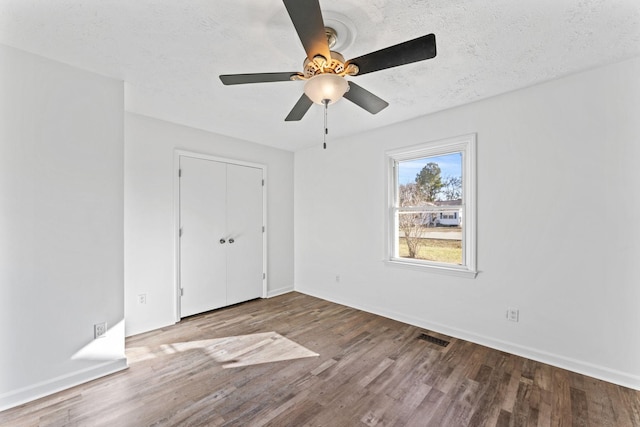 unfurnished bedroom featuring ceiling fan, light hardwood / wood-style floors, a textured ceiling, and a closet