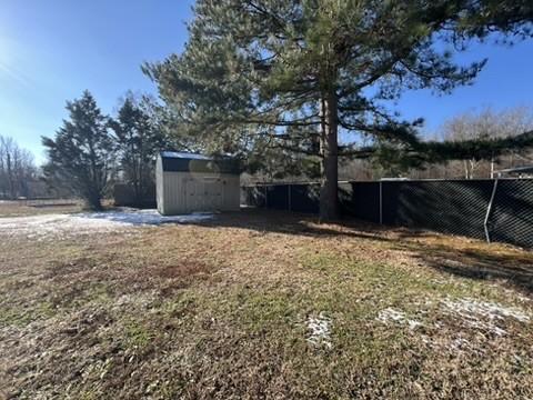 view of yard featuring a storage unit