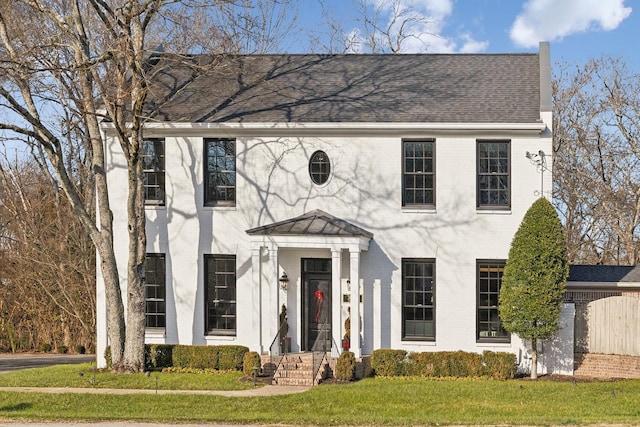 view of front facade featuring a front lawn