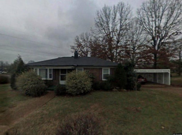 view of front of home with a front lawn