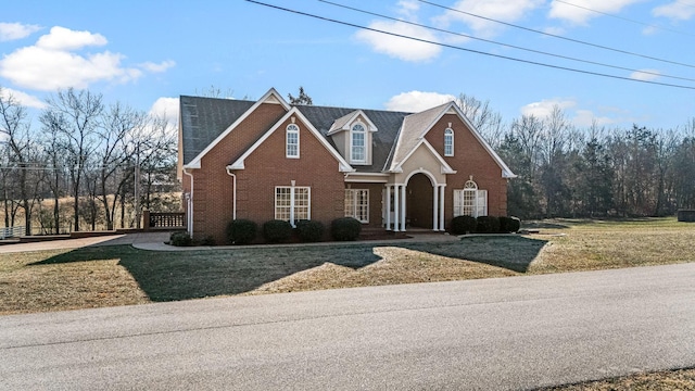 front facade featuring a front yard