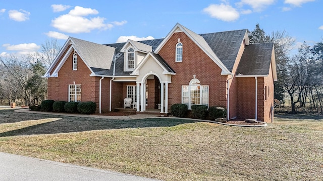 view of front property featuring a front yard