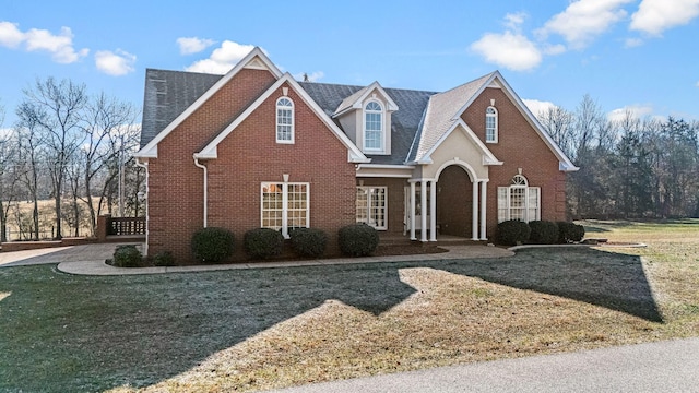 front of property with a front lawn